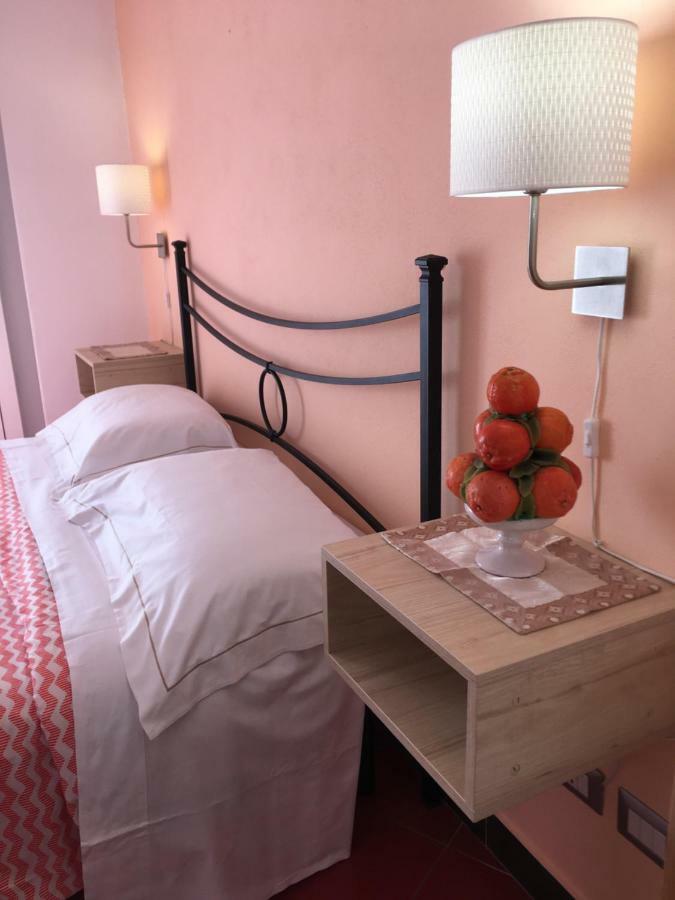 Taormina'S Sun Bed & Breakfast ภายนอก รูปภาพ